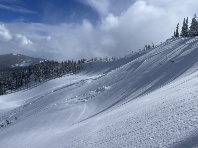 <b>Figure 3:</b> Looking east across Hidden Bowl, highlighting the bench below the primary start zone. (<a href=javascript:void(0); onClick=win=window.open('https://classic.avalanche.state.co.us/caic/media/full/acc_868_52582.jpeg','caic_media','resizable=1,height=820,width=840,scrollbars=yes');win.focus();return false;>see full sized image</a>)