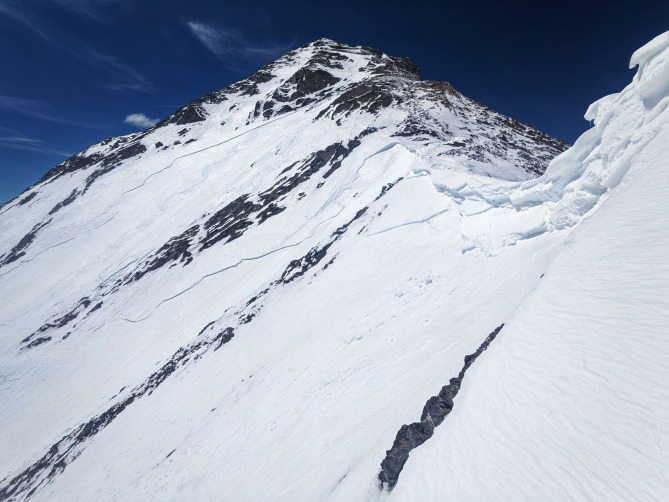 <b>Figure 4:</b> Looking west toward the crowns of the avalanche. Photo: B. VandenBos (5/11/24) (<a href=javascript:void(0); onClick=win=window.open('https://classic.avalanche.state.co.us/caic/media/full/acc_879_52649.jpeg','caic_media','resizable=1,height=820,width=840,scrollbars=yes');win.focus();return false;>see full sized image</a>)